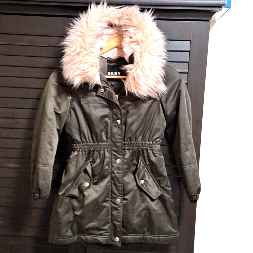 DKNY BIG GIRLS HOODED LONG ANORAK WITH FAUX -FUR TRIM, USED SIZE S 7/8
